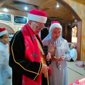 Kupluk Merah Putih Winter Pengersa Abah Aos Qs dan Pangersa Umi Fatimah