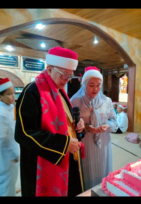 Kupluk Merah Putih Winter Pengersa Abah Aos Qs dan Pangersa Umi Fatimah